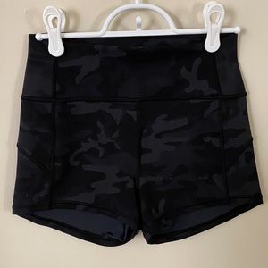 Lululemon 2.5” short, camo. NWOT